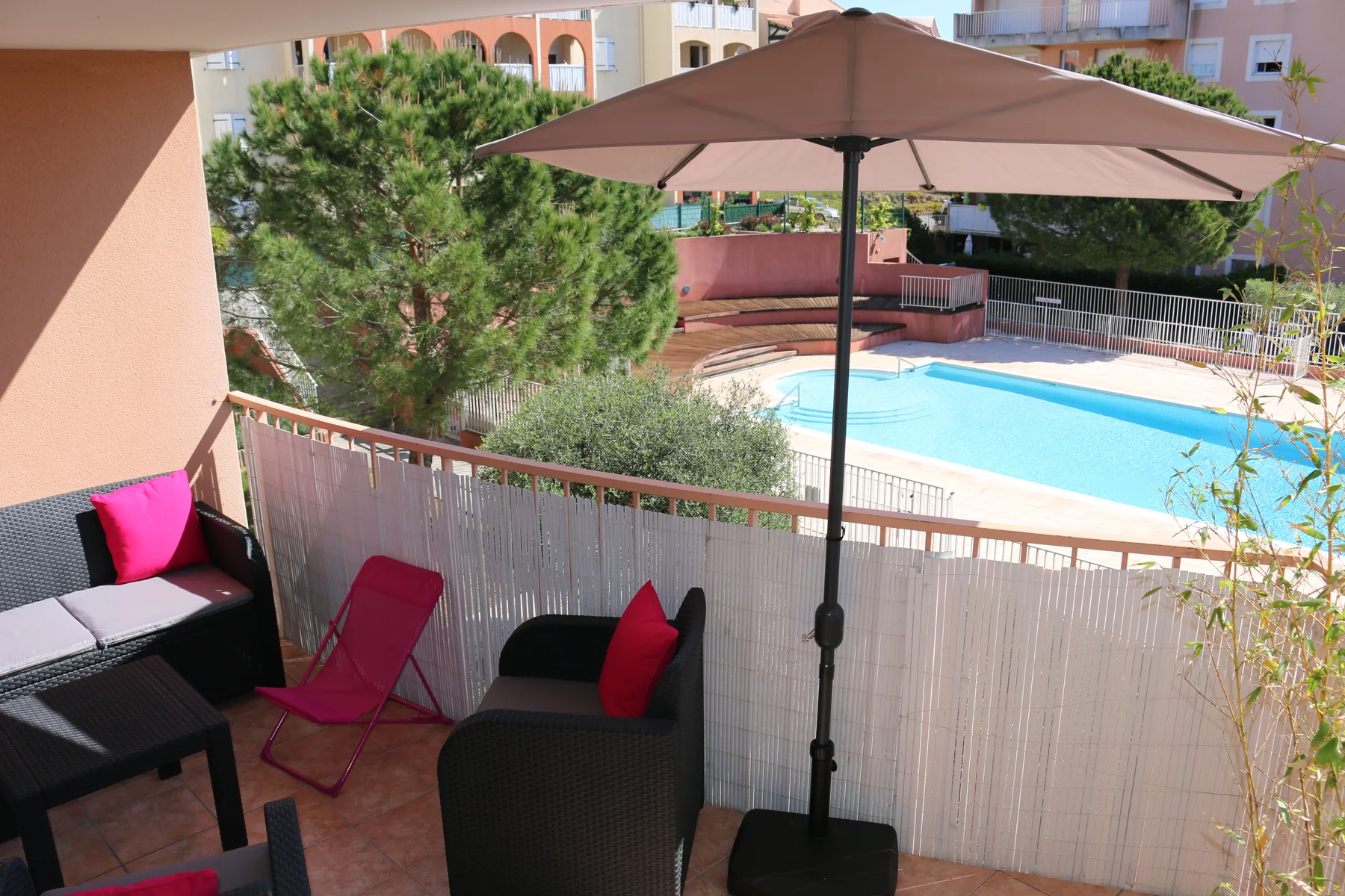 Terrasse face à la piscine