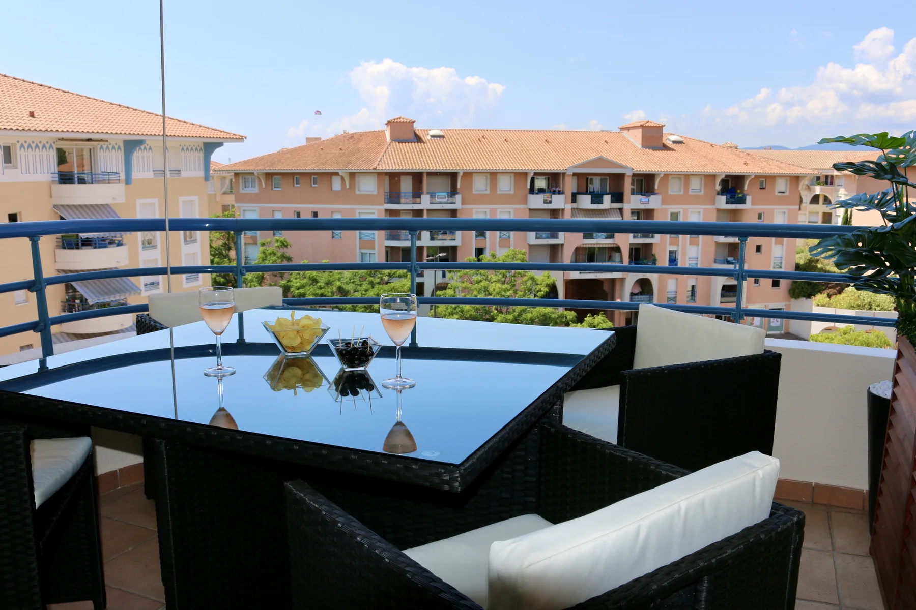 Terrasse et vue sur la résidence